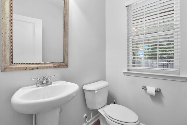 Building Photo - 5-Bedroom Buckhead East Home with Modern Kitchen & Large Fenced Yard