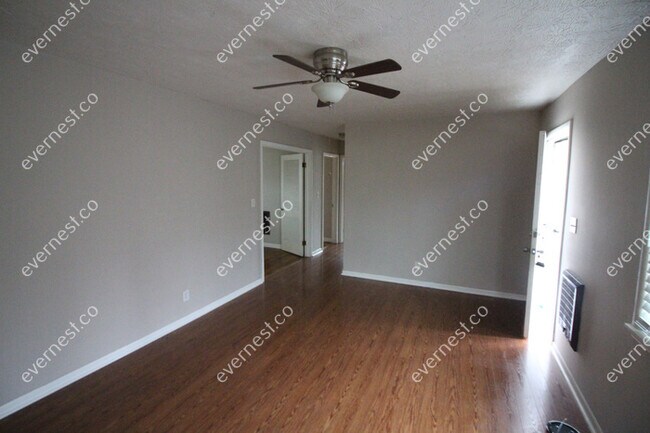 Building Photo - 3 bed / 1 bath