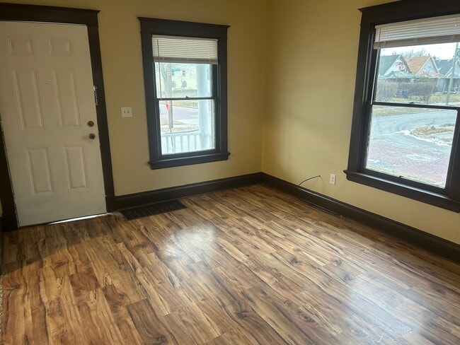 Building Photo - 3 Bedroom House