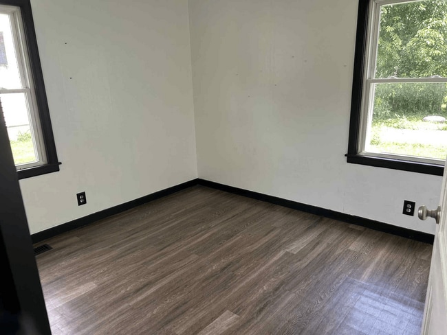 Building Photo - 128 Elm St