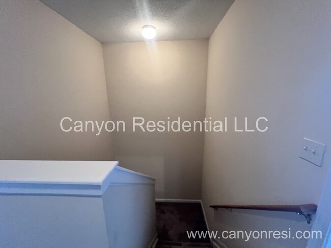 Building Photo - Beautiful 3b Room! Move in ready!