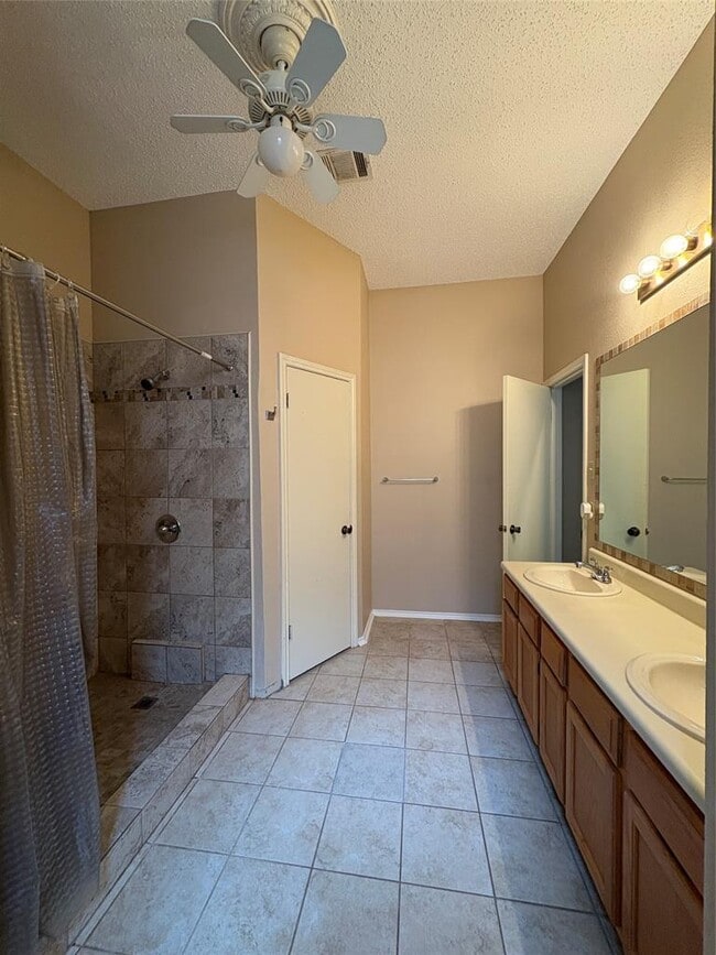 Building Photo - 2216 Quiet Wood Dr