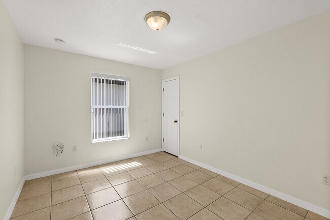 Building Photo - Spacious 3 Bedroom 2 Bath 1 Car Duplex in ...