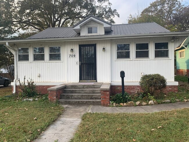 Building Photo - 709 E Oldham Ave