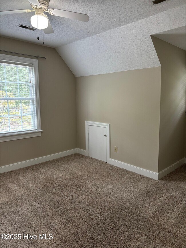 Building Photo - 609 River Hill Dr