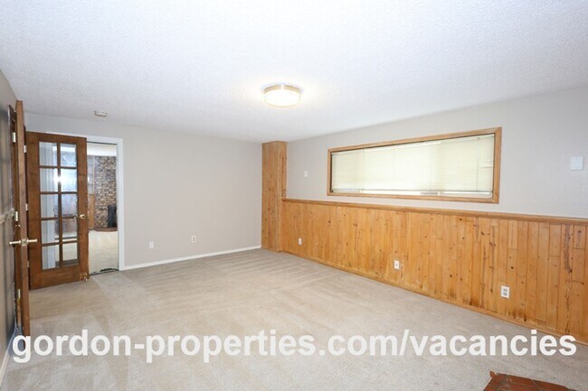 Building Photo - NE 22nd Ct - Gresham 4 bedroom split level home