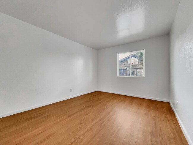 Building Photo - Central Phoenix 2/1 Ground Floor Super Clean.