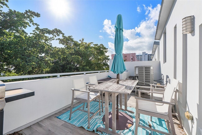 Building Photo - 3266 NE 15th St