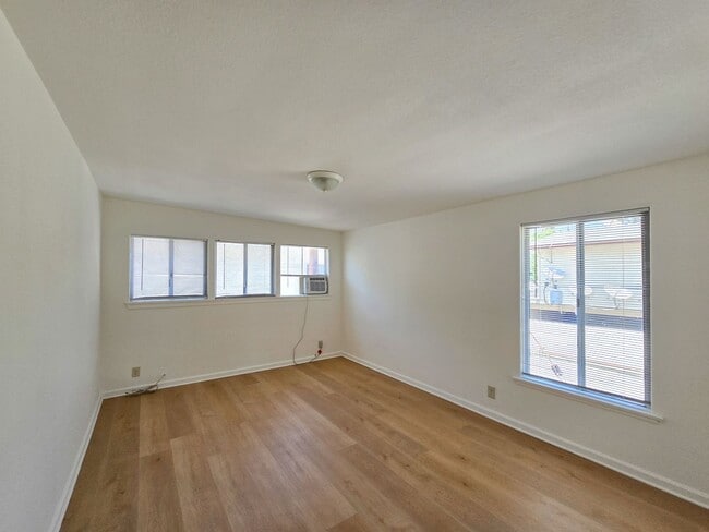 Building Photo - 1517 E Maple St