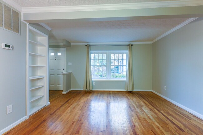 Building Photo - Bright and Spacious Townhome Living Near Reston