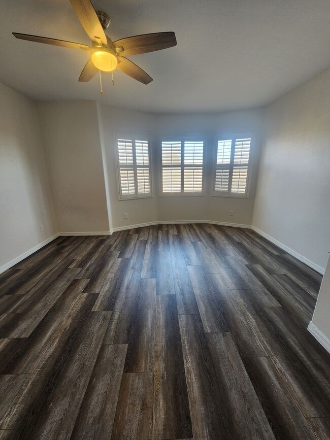 Building Photo - 4 bedroom townhome offers modern comfort i...