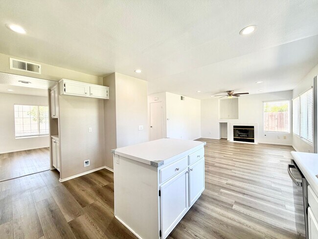 Building Photo - Stunning 4 Bedroom Home in California Tradewinds