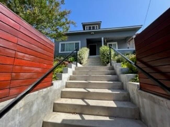 Building Photo - Gorgeous Upgraded Home In Glassell Park Area