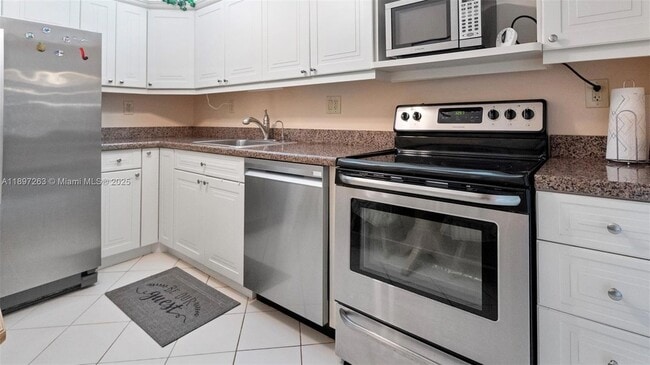 Building Photo - 3701 N Country Club Dr