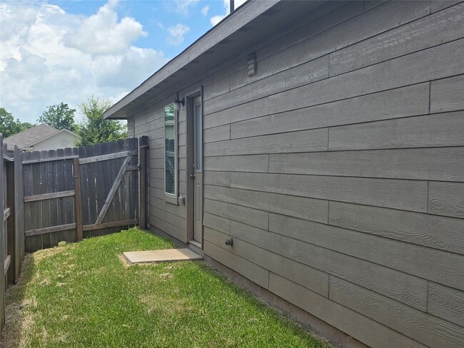 Building Photo - 314 Riverwood Village Ln