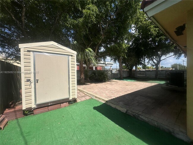 Building Photo - 3104 Tarpon Dr