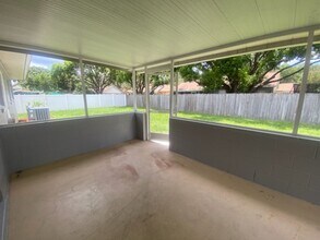 Building Photo - Southport Home