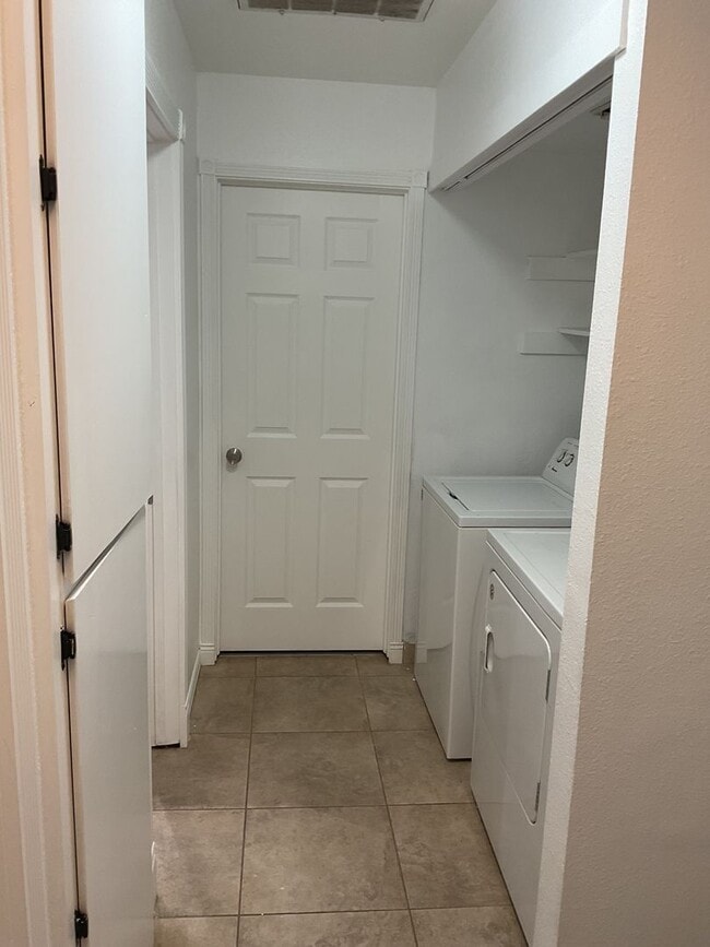 Building Photo - Chico 3 bed 2 bath home for rent, convenient location, neighborhood setting Garage, back yard