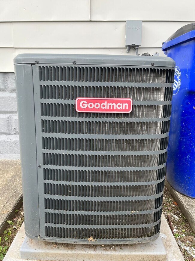 Building Photo - Old Brooklyn Area - 3 Bedroom Single Famil...