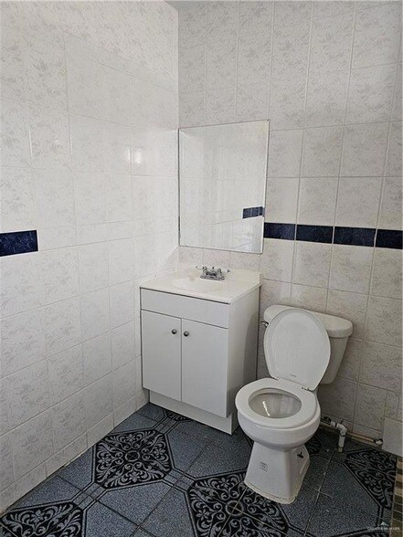 Building Photo - 224 N La Paloma St