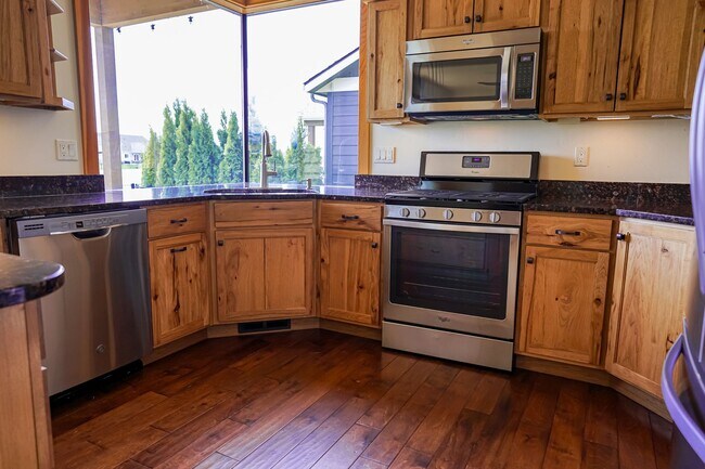 Building Photo - One Month's Free Rent