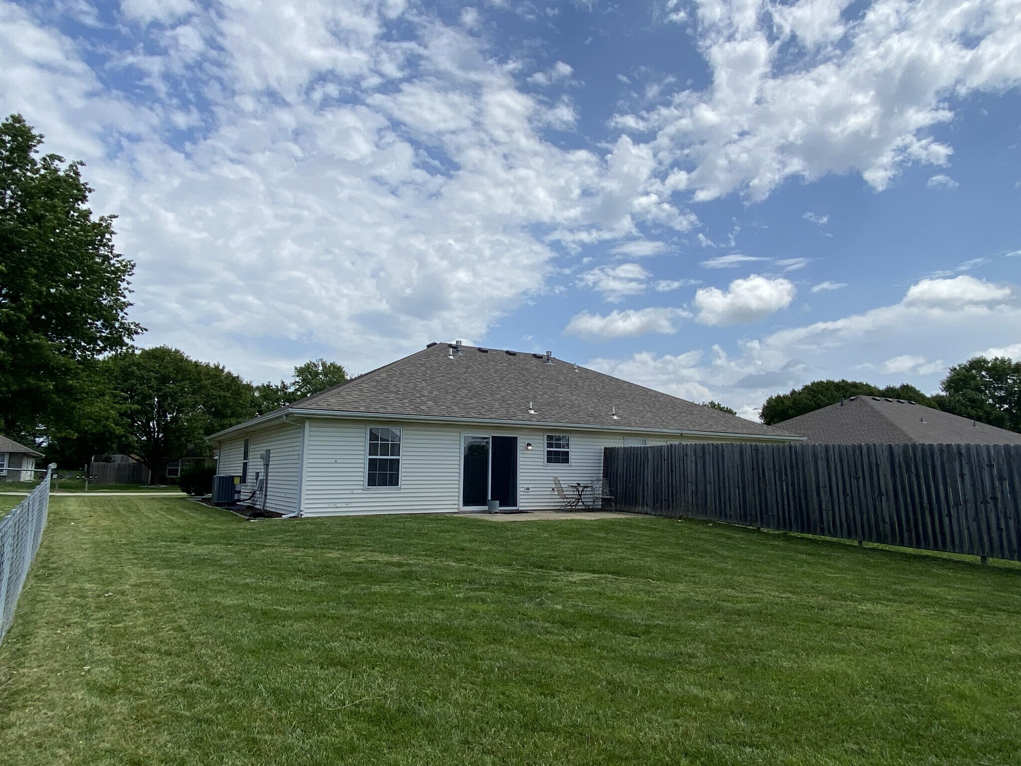 Building Photo - 907 NW Willow Dr