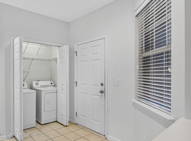 Building Photo - 3880 Buckthorne Dr