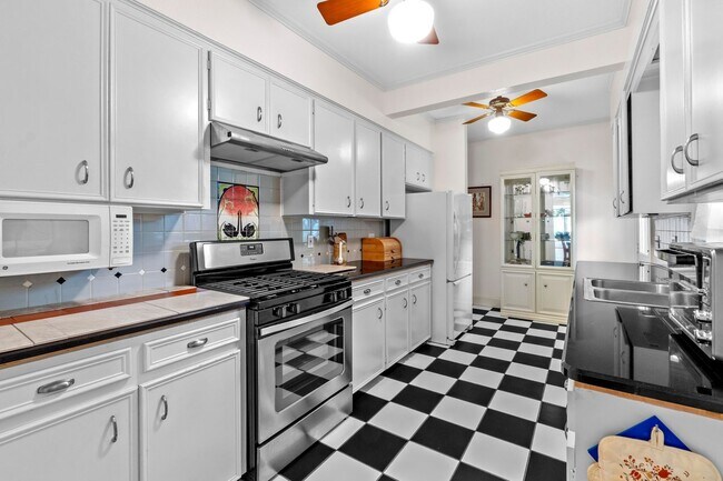 Building Photo - 205 W 32nd St