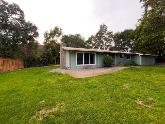 Building Photo - Charming 3-Bedroom Country House