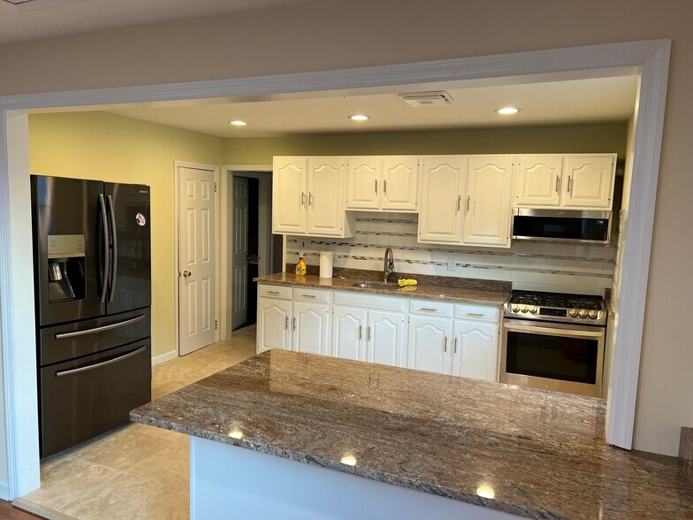 Building Photo - 28 Park Ave