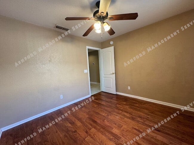 Building Photo - Beautiful Single-Story 3BR Home with Priva...