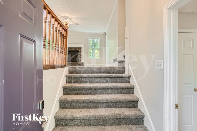 Building Photo - 6215 Little Ridge Rd