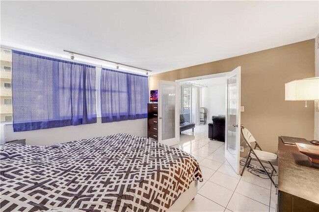 Building Photo - 3140 S Ocean Dr