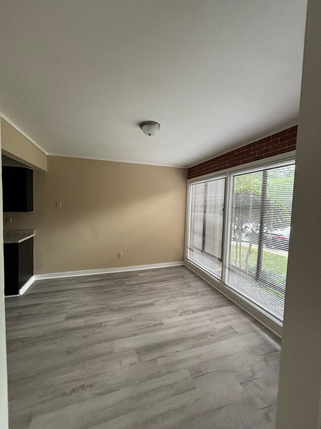 Building Photo - New Listing - Don't Miss Out!