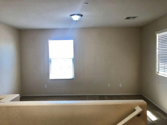 Building Photo - Beautiful  3Bed/3Bath home with a Loft nes...