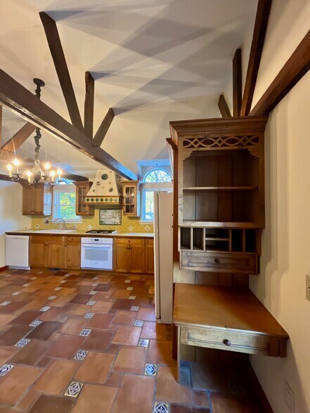 Building Photo - 289 White Bridge Rd