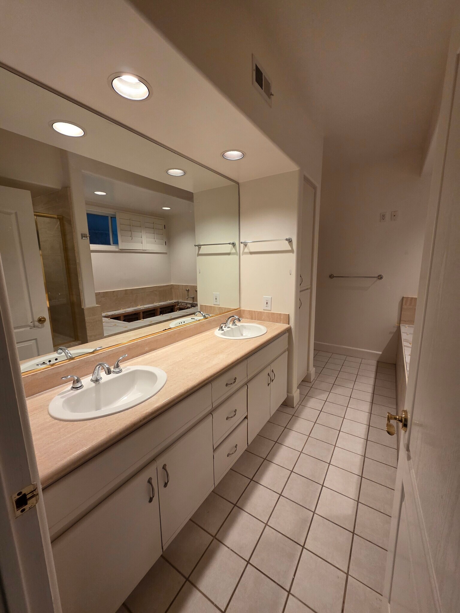 Building Photo - 390 S Sepulveda Blvd