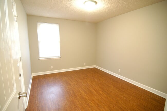 Building Photo - Inglewood Duplex Available Now!