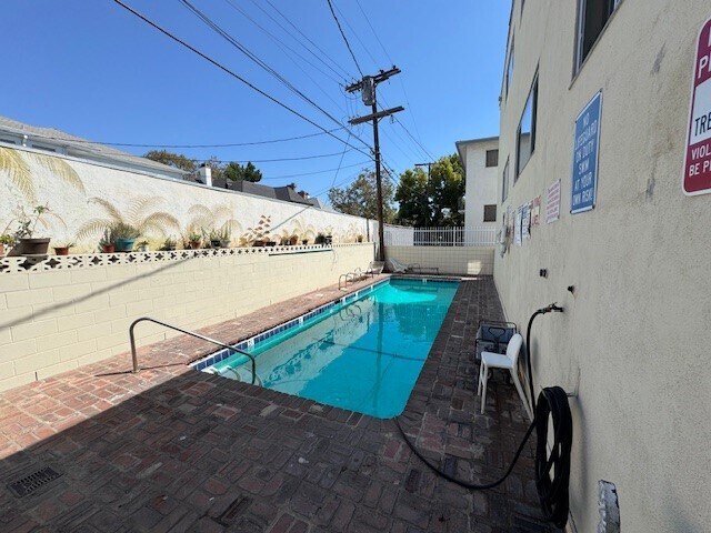 Pool - 1320 N Poinsettia Pl