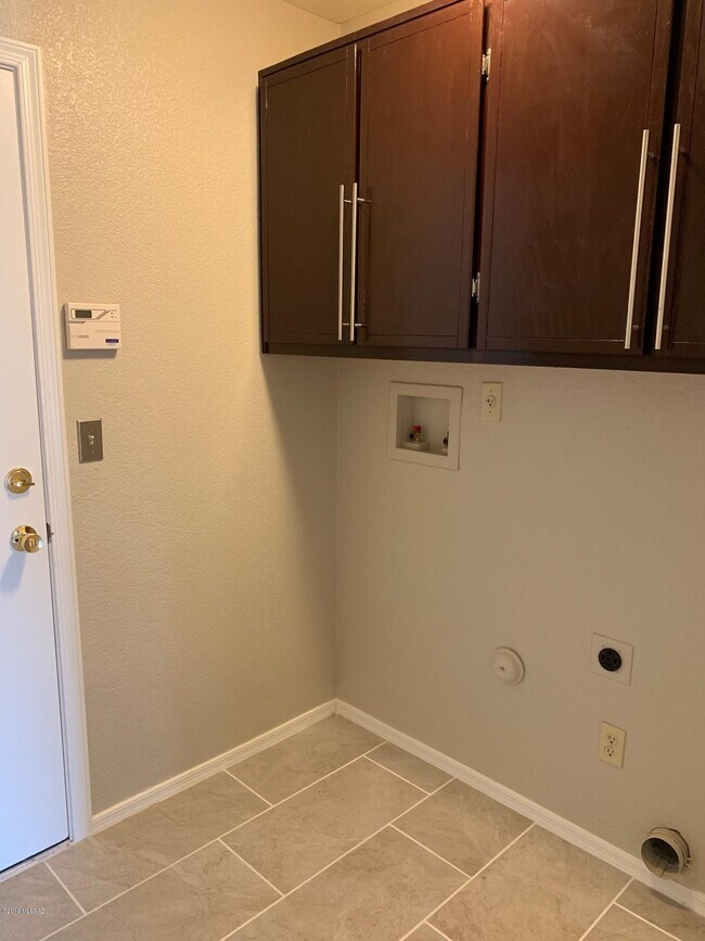 Building Photo - 8824 S Desert Rainbow Dr
