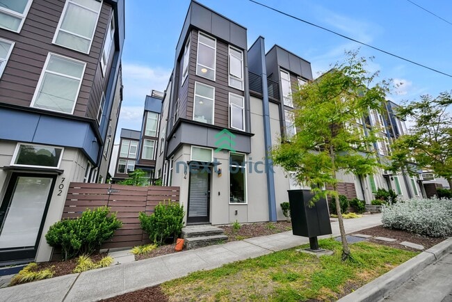 Building Photo - 2 BED & 2 BATH TOWNHOUSE FOR RENT