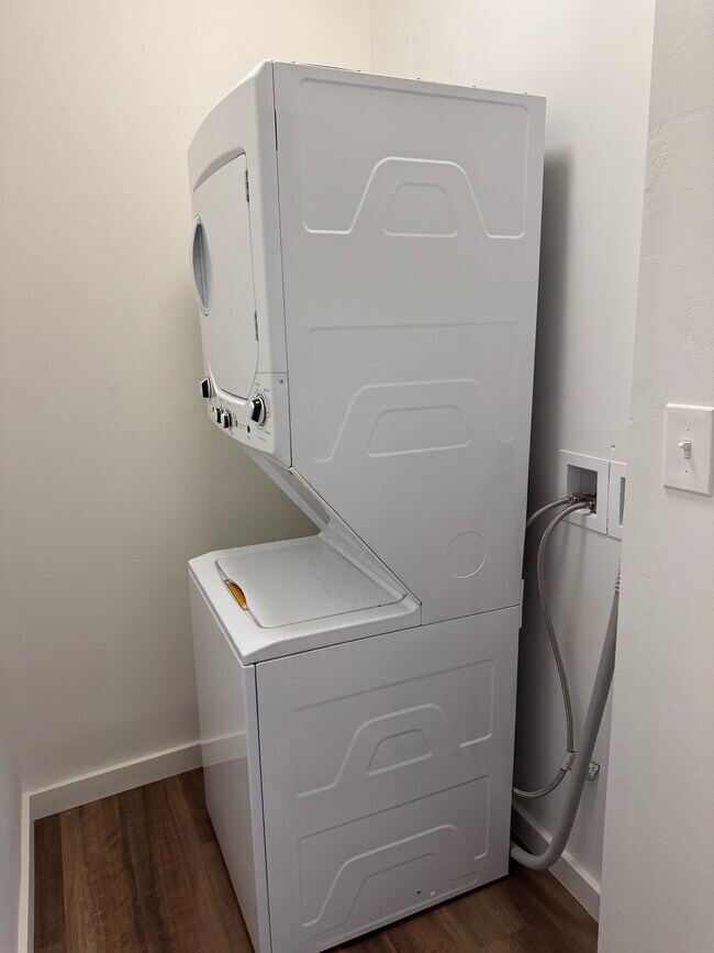 Building Photo - 440 B Aly