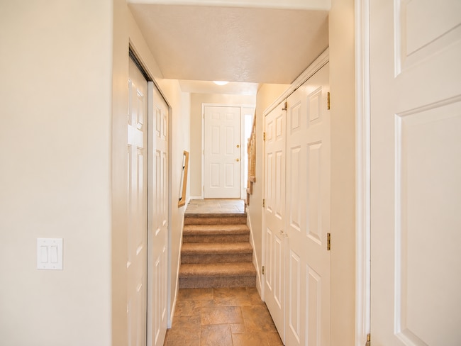 Building Photo - Charming 5-Bedroom Cul-de-Sac Home in Sandy with Garden Beds and Outdoor Space