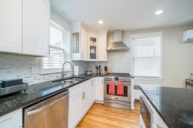 Building Photo - 118 W 46th St