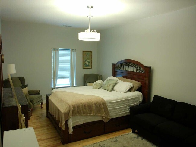 Building Photo - 6324 S Kimbark Ave