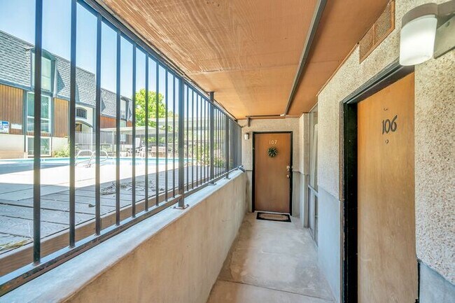 Building Photo - Beautiful Capital Gardens 2 bedroom Condo ...