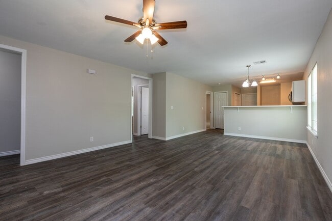 Building Photo - 4 Bedroom 2 Bath + Updated