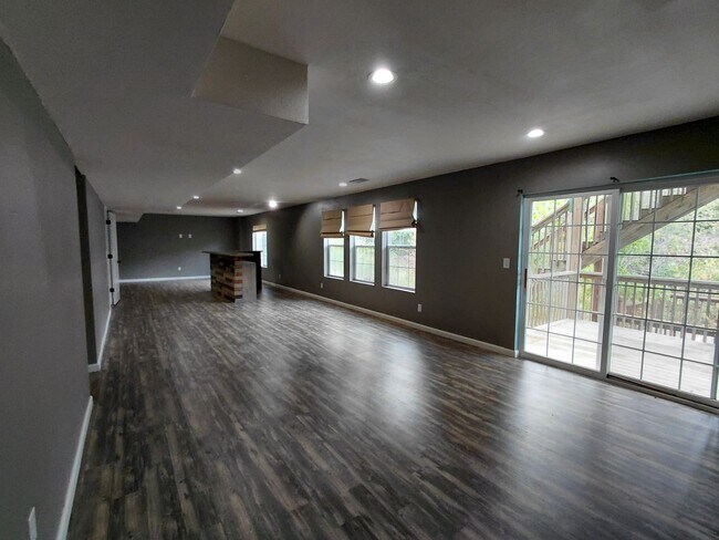 Building Photo - 137 Creek View Dr