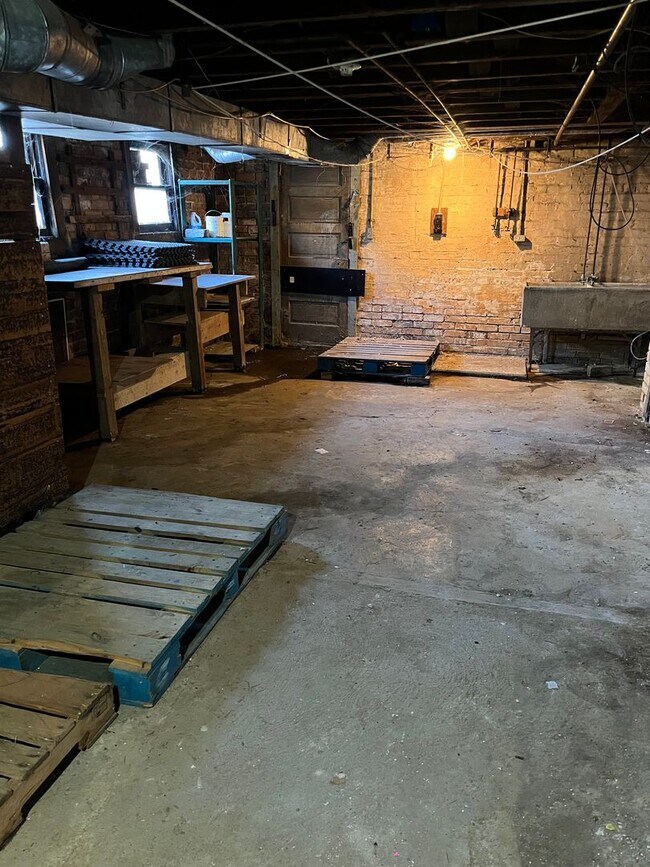 Building Photo - 2029 Commercial Ave