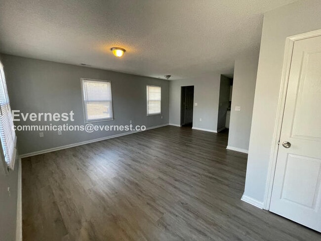 Building Photo - 3 Bed, 2 Bath Home with Off-Street Parking / Pet-Friendly / Vouchers Accepted / Available Now!